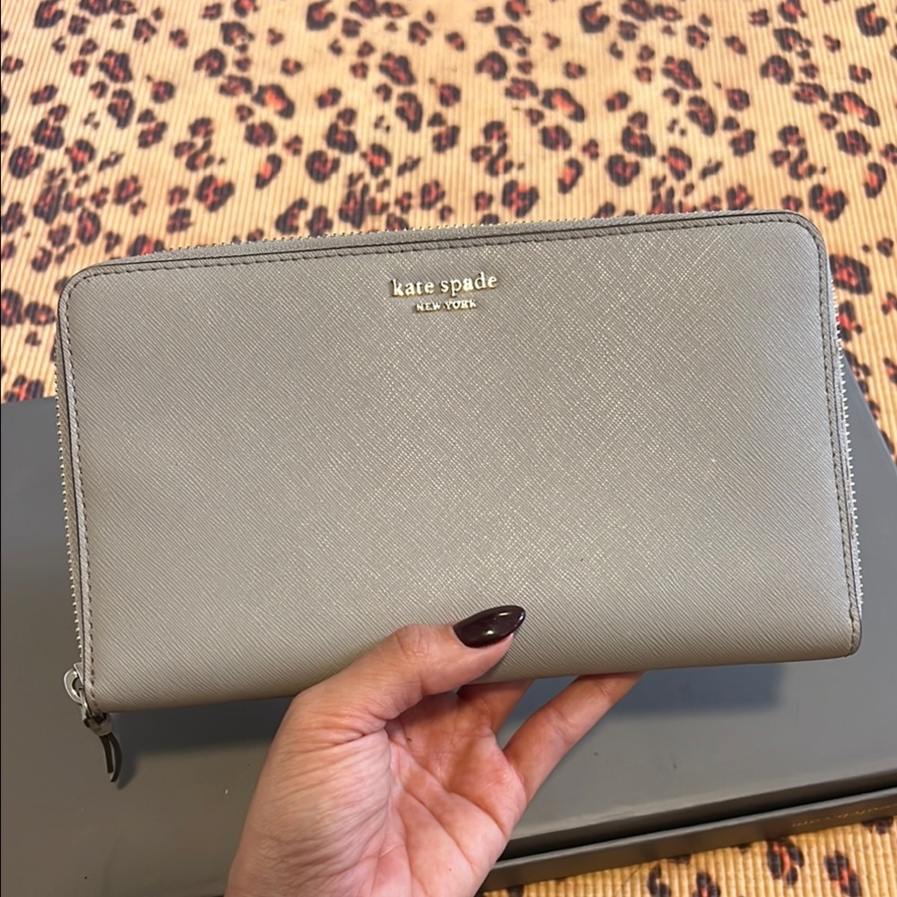 Kate Spade Gray Wallet Sleek Design Zip-Around